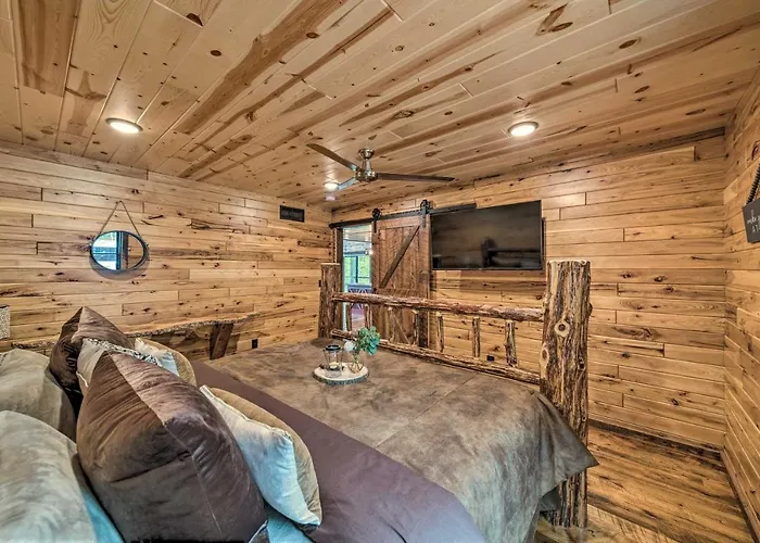 W/ Wraparound Porch & Game Room! Hébergement de vacances Galena