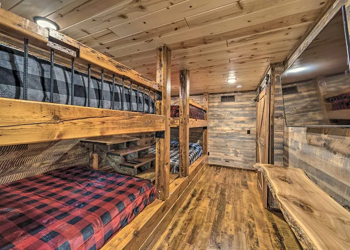 W/ Wraparound Porch & Game Room! Hébergement de vacances
