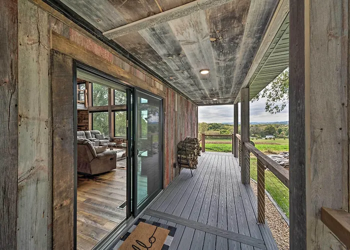 Hébergement de vacances W/ Wraparound Porch & Game Room! *