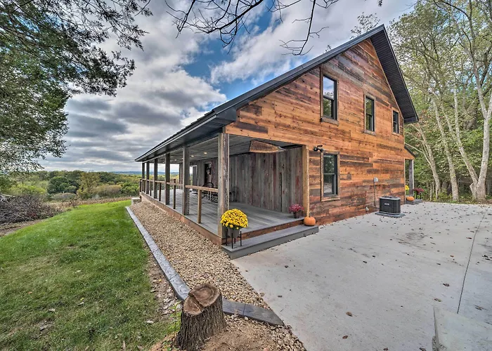 Hébergement de vacances W/ Wraparound Porch & Game Room! *