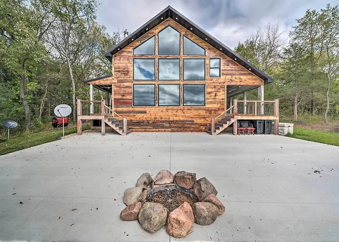 Hébergement de vacances W/ Wraparound Porch & Game Room! *