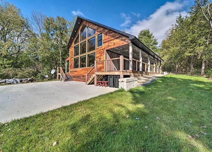 Hébergement de vacances W/ Wraparound Porch & Game Room!