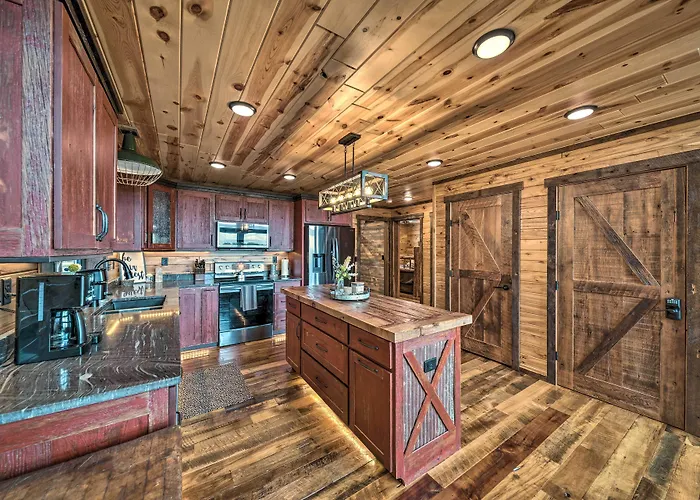 W/ Wraparound Porch & Game Room! Hébergement de vacances Galena